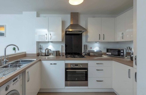 Yeovil House | Bright & Modern 4 Bedroom House in Yeovil