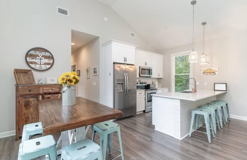Litchfield by the Sea House | Bright Modern 4 Bdrm House Near Beach Pet Friendly