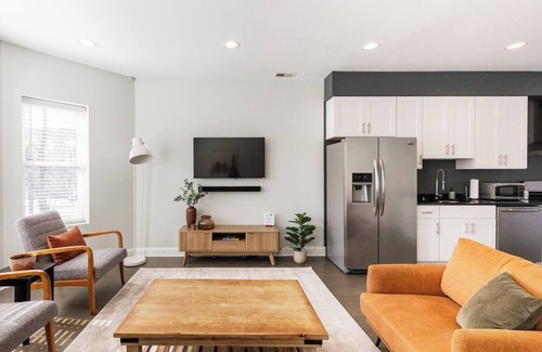 Edgewater Apartment | Bright & Modern Apt | Steps to Lake, Train, Food