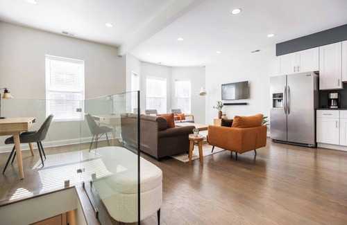 Edgewater Apartment | Bright & Modern Apt | Steps to Lake, Train, Food