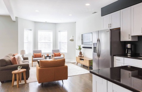 Edgewater Apartment | Bright & Modern Apt | Steps to Lake, Train, Food