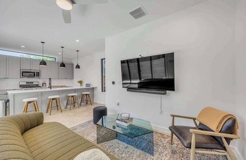Govalle House | Bright Modern, Boggy Creek - Eastside Urban Dream