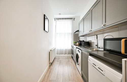 Ealing Apartment | Bright Modern Flat in Ealing - Next to Tube and City Centre