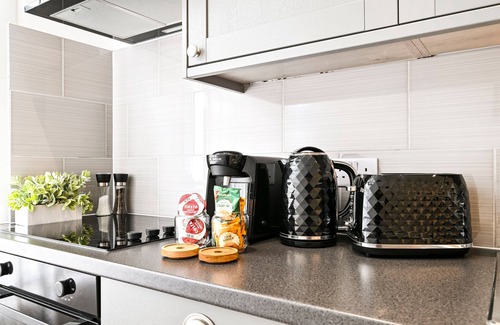 Ealing Apartment | Bright Modern Flat in Ealing - Next to Tube and City Centre