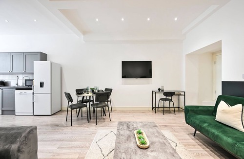 Ealing Apartment | Bright Modern Flat in Ealing - Next to Tube and City Centre