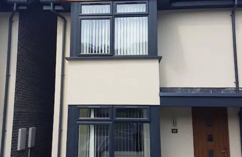 Llanfairfechan House | Bright Modern House in North Wales
