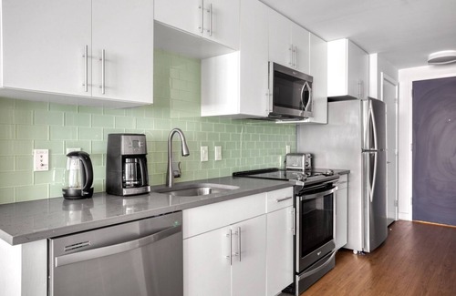 Mount Vernon Triangle Apartment | Bright Mount Vernon Studio w/Pool, W/D & Gym, near Metro, by Blueground