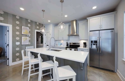 The Nations Condo | Bright Nations Retreat|Modern Suite|7 Min Downtown