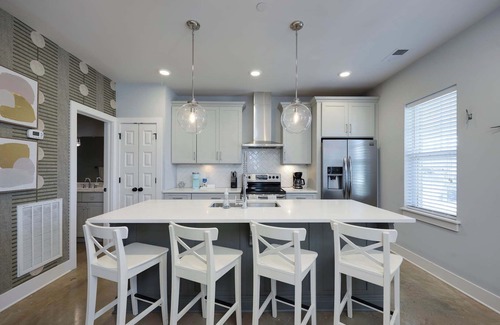 The Nations Condo | Bright Nations Retreat|Modern Suite|7 Min Downtown