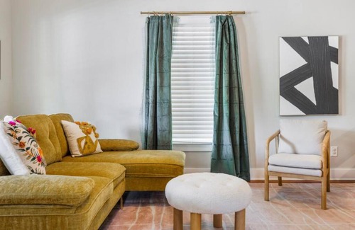 Downtown House | Bright + New - Fire Pit - Hammock - 3 bd