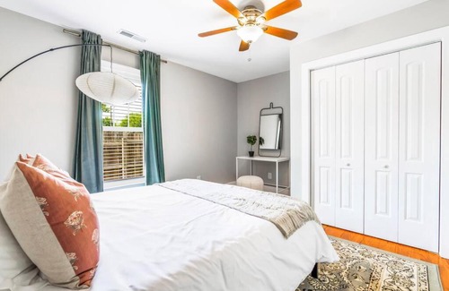 Downtown House | Bright + New - Fire Pit - Hammock - 3 bd