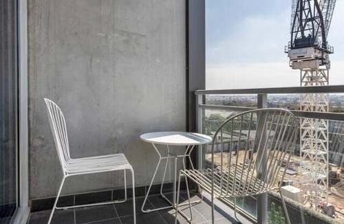 Coburg Apartment | Bright, Open Plan-Living with Stunning City Views