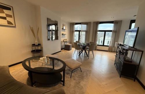 Museum Quarter Apartment | Bright Penthouse with Balcony in Amsterdam Center