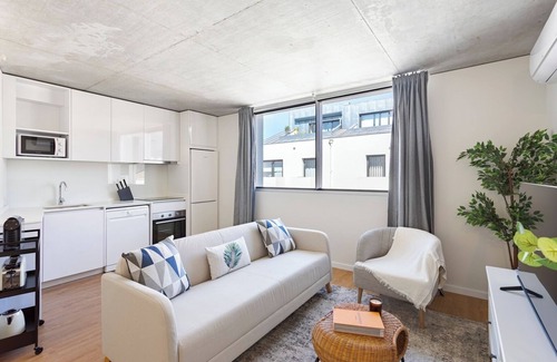 Paranhos Apartment | Bright, Premium and Pet Friendly Flat by HostWise