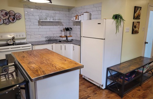 South Stormont Apartment | Bright Private Studio: Near Downtown Core