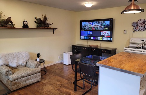 South Stormont Apartment | Bright Private Studio: Near Downtown Core