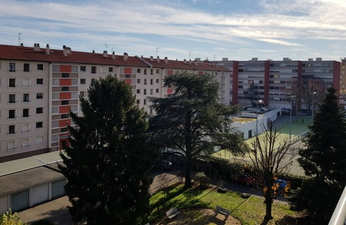 Zola - Pressense Apartment | Bright & quiet 2 BR, parking & balcony (Metro A)