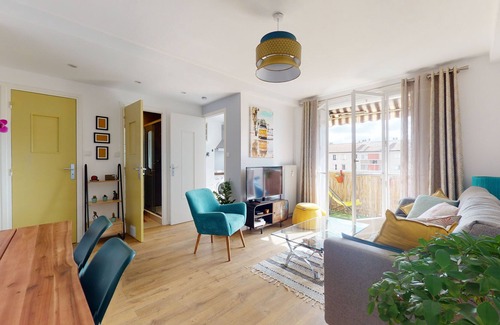 Zola - Pressense Apartment | Bright & quiet 2 BR, parking & balcony (Metro A)