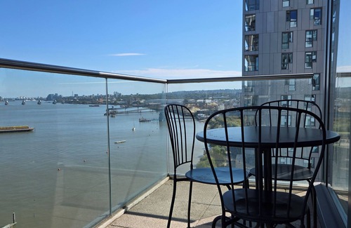Peninsula Apartment | Bright riverfront 3 bedroom apartment near O2, Excel, Canary Wharf