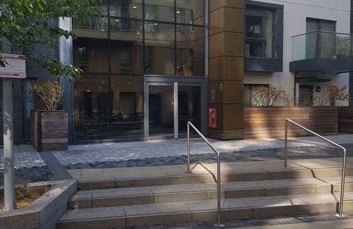 Peninsula Apartment | Bright riverfront 3 bedroom apartment near O2, Excel, Canary Wharf