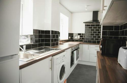 Aylestone House | Bright Room in Leicester