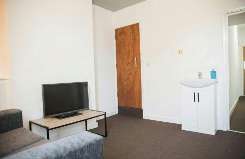 Aylestone House | Bright Room in Leicester