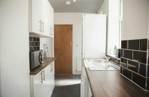 Aylestone House | Bright Room in Leicester