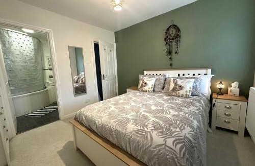 New Brighton Apartment | Bright Seaside Apartment with Stunning River Views