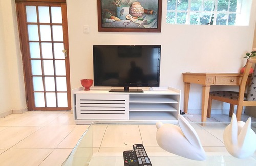 Greater Johannesburg Metropolitan Area House | Bright & Secure Unit In The Heart Of Sandton