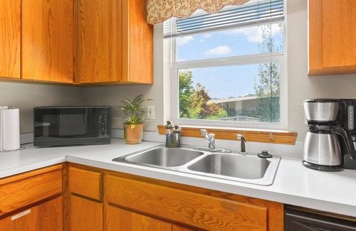 Pullman House | Bright, Single-level 2BR/2BA Townhome with Open Living Spaces and Relaxing Patio