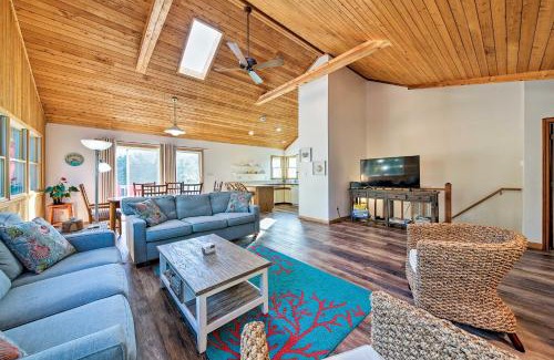 Southern Shores House | Bright Southern Shores Family Home Less Than 1 Mi to Beach