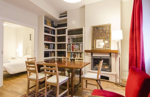 Golden Triangle of Art Apartment | Bright & Spacious 2BD 2BTH - City Center