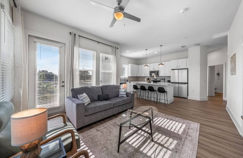 Tampa Apartment | Bright, Spacious 2BD in heart of Tampa | Free Prkg