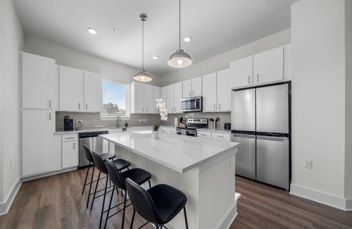 Tampa Apartment | Bright, Spacious 2BD in heart of Tampa | Free Prkg