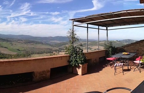 Radicondoli Apartment | Bright & Spacious Apartment with Panoramic Roof Terrace and Swimmingpool
