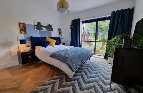 Lansbury House | Bright spacious apartment in the park
