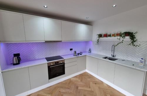 Lansbury House | Bright spacious apartment in the park