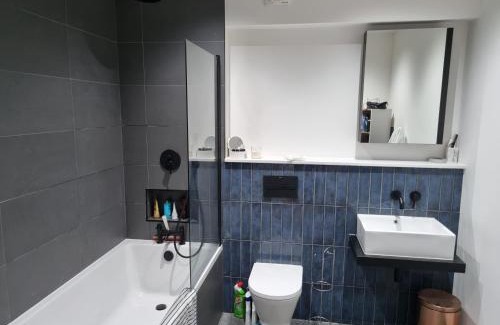 Lansbury House | Bright spacious apartment in the park