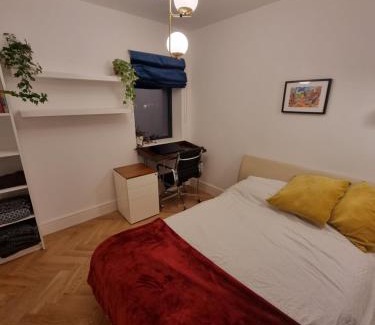 Lansbury House | Bright spacious apartment in the park
