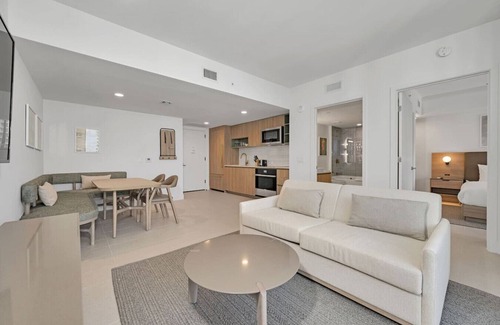 Downtown Miami Condo | Bright & Spacious Modern 1BR