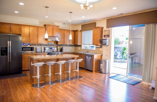 Kent House | BRIGHT & SPACIOUS MODERN HOUSE WITH GORGEOUS LANDSCAPE + ACnSEATTLE