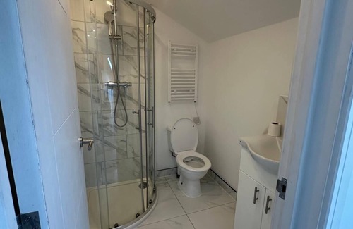 Bensham Manor Apartment | Bright Studio in Thornton Heat