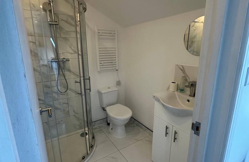 Bensham Manor Apartment | Bright Studio in Thornton Heat