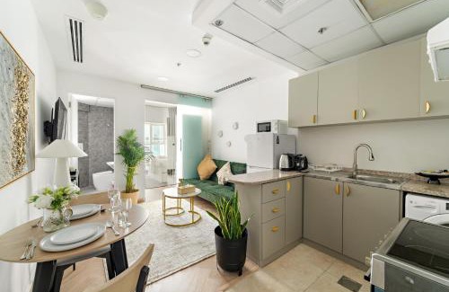 Jumeirah Lake Towers Apartment | Bright Studio in Dubai Gate 2