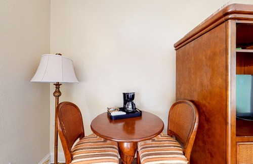 Naples House | Bright studio with heated pool, game room, sauna, tennis, BBQ, gym, W/D, & AC