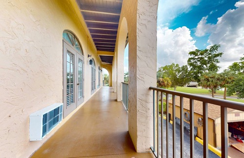 Naples House | Bright studio with heated pool, game room, sauna, tennis, BBQ, gym, W/D, & AC