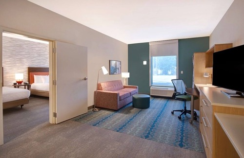 University Hotel | Bright Suite Perfect for Families Near Eastland Lake