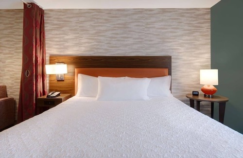 University Hotel | Bright Suite Perfect for Families Near Eastland Lake