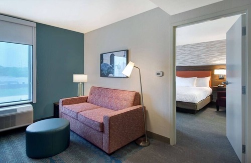 University Hotel | Bright Suite Perfect for Families Near Eastland Lake