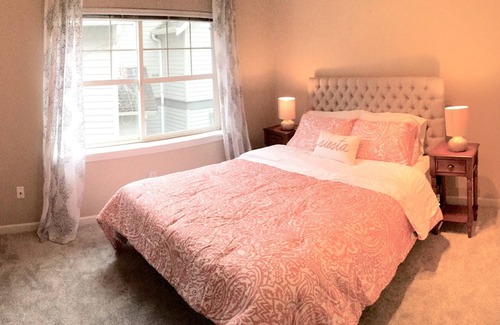 Ravenna House | Bright University District 3 BR - Near Downtown & UW w/Parking - Pets Welcome